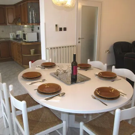 Apartment Nela 2 شقة